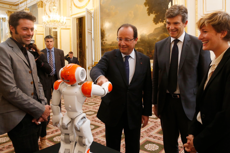 Illustration for article titled Politicians Shaking Hands With Robots, Ranked